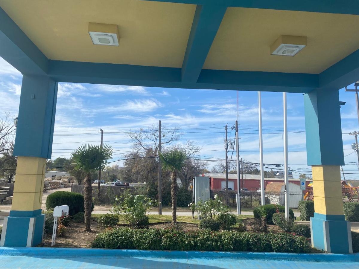Tropicana Inn And Suites Dallas Eksteriør billede